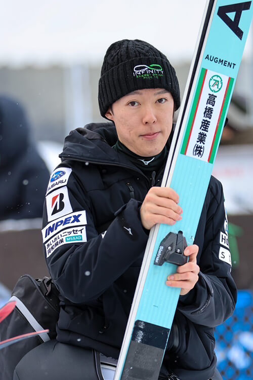 小林潤志郎選手の磁気ネックレス「コラントッテ（Colantotte）」を着用した肖像