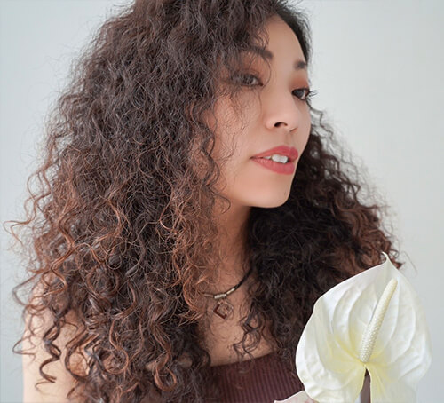 Yunkaさんの磁気ネックレス「コラントッテ（Colantotte）」を着用した肖像