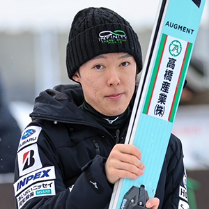 小林潤志郎選手の磁気ネックレス「コラントッテ（Colantotte）」を着用した肖像