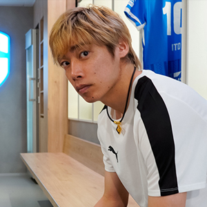 伊東純也選手の磁気ネックレス「コラントッテ（Colantotte）」を着用した肖像