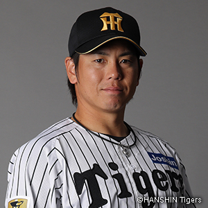 梅野隆太郎選手の磁気ネックレス「コラントッテ（Colantotte）」を着用した肖像