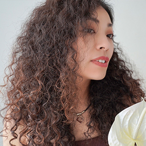 Yunkaさんの磁気ネックレス「コラントッテ（Colantotte）」を着用した肖像