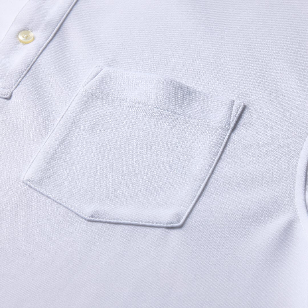 ポケット付き。スマートフォンやカードを収納