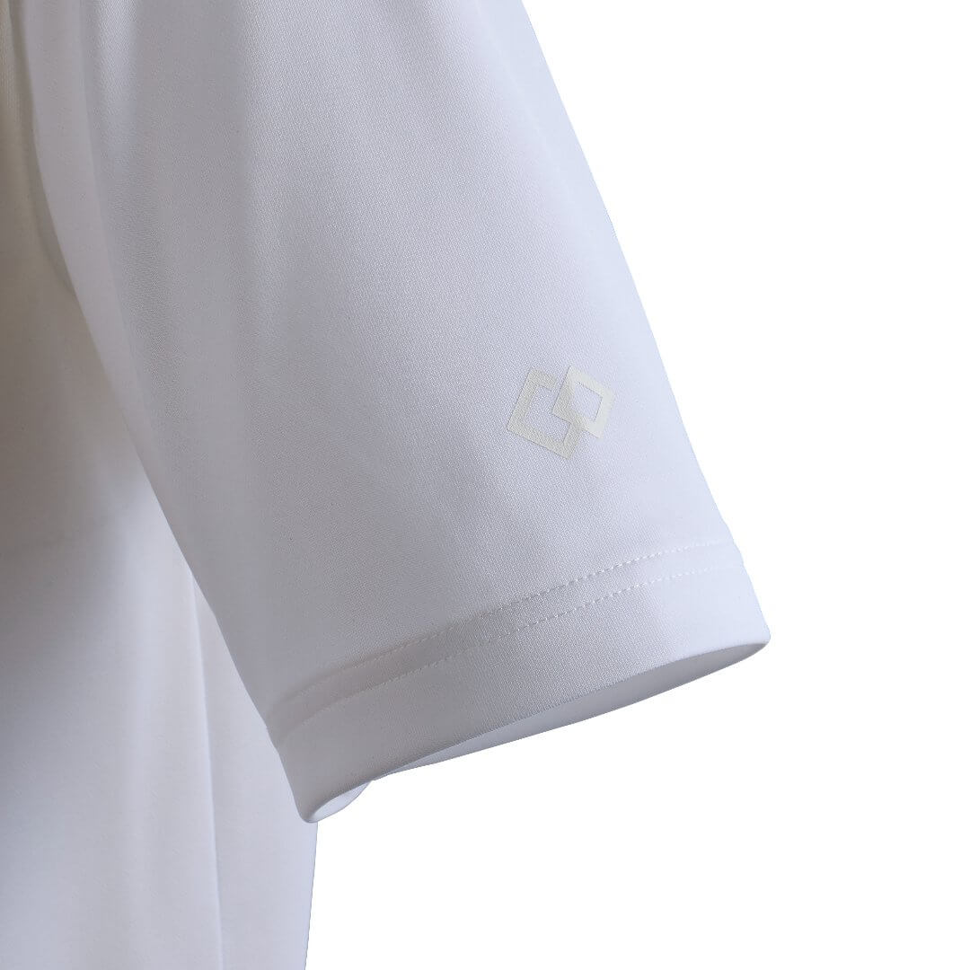 袖口に同系色でさりげなく施されたロゴ