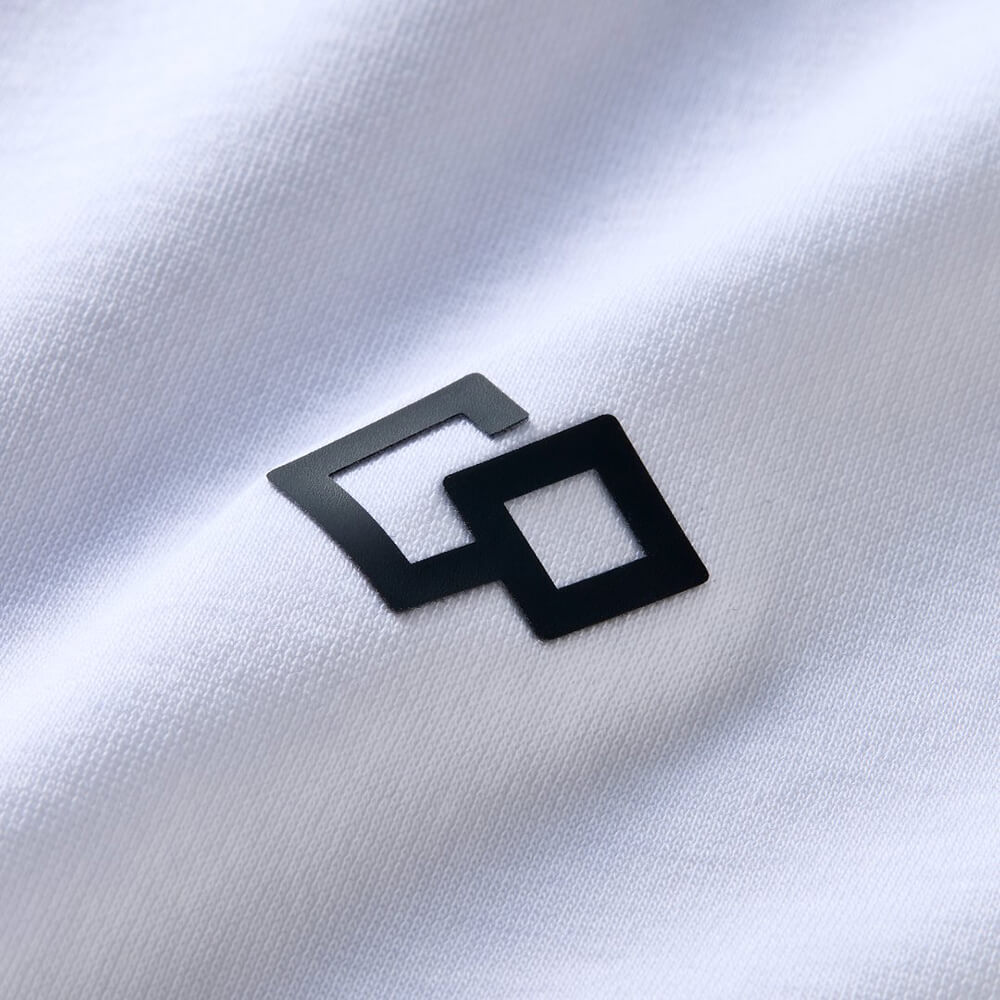 胸元にロゴデザイン。シワになりにくく扱いやすい生地