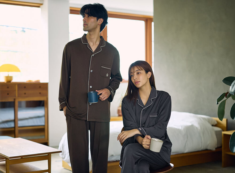 MAGNE リカバリーウェア LUXE パジャマ 左： ロングスリーブ（￥19,800／税込）右：ロングパンツ（￥15,400円／税込）