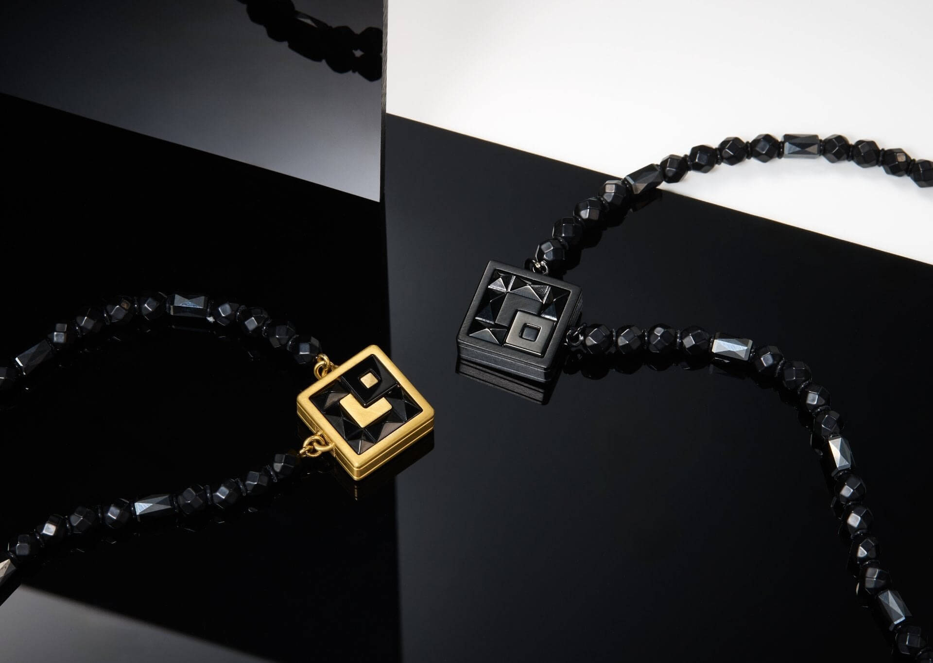 「コラントッテ THEO ネックレス LEXIA」 写真左：ゴールド　写真右：ブラック （￥49,500／税込）