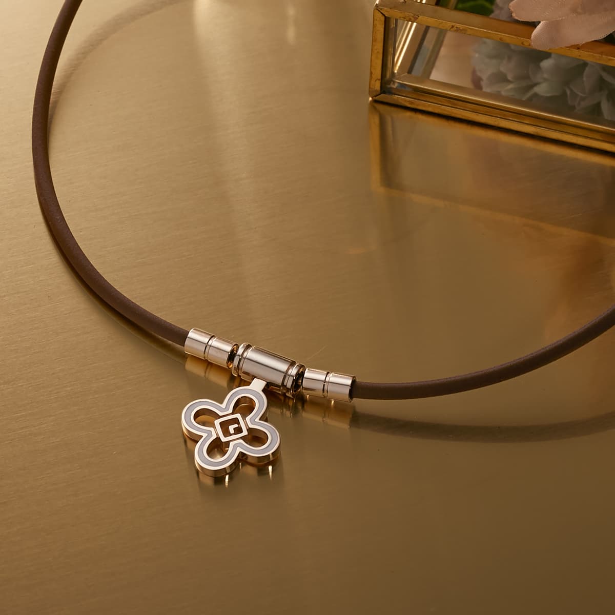 磁気ネックレス「コラントッテ TAO ネックレス スリム FLEUR【BR】(フルール ブラウンループ)/Colantotte」
