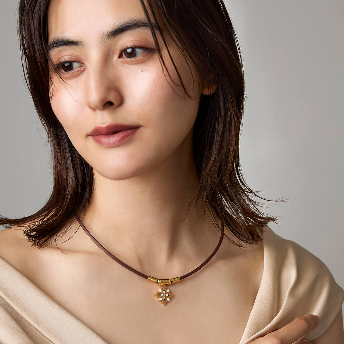 プレミアムゴールド×ビスキュイド(ループ:ブラウン) 磁気ネックレス「コラントッテ TAO ネックレス スリム BIJOUX FLEUR/Colantotte」|詳細画像