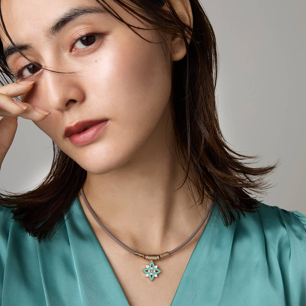 シャンパンゴールド×ペパーミント(ループ:ウォームグレー) 磁気ネックレス「コラントッテ TAO ネックレス スリム BIJOUX FLEUR/Colantotte」|詳細画像